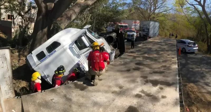 Reabren carretera México 200 tras fuerte accidente en San Quintín