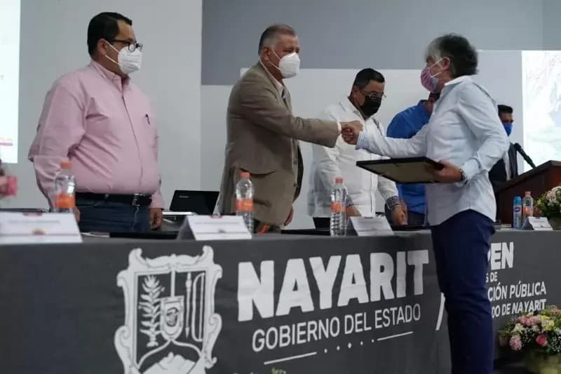 Reconocen a maestros por elaboración de libro de educación primaria