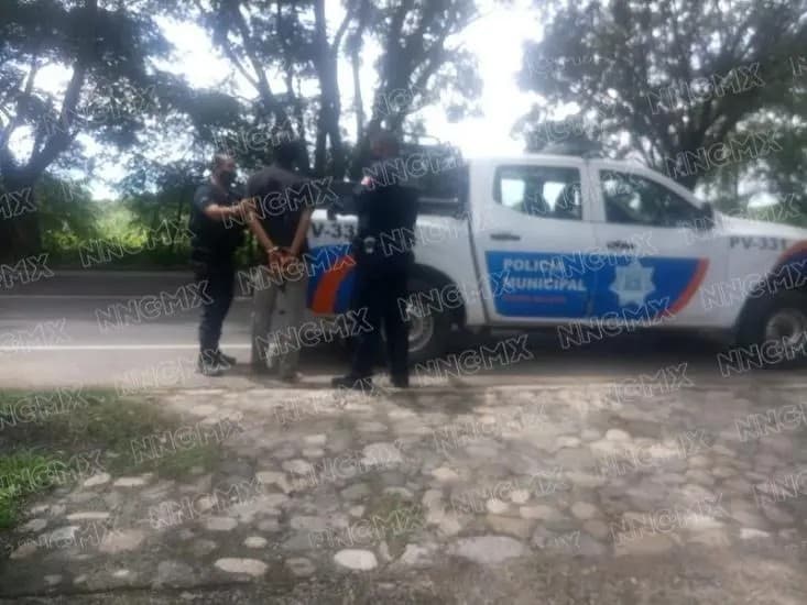 Puerto Vallarta. Desesperado intentaba aventarse  del puente de La Desembocada