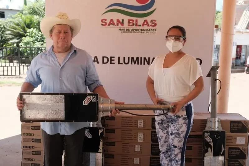 San Blas. Beneficia Yescas con luminarias LED a cientos de familia