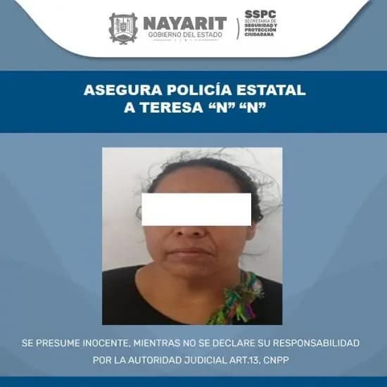 Mujer  toca  los barrotes