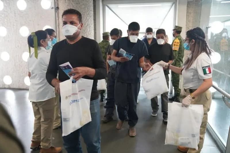 México. Entrega INM 3 mil kits de salud a repatriados