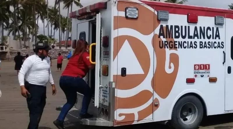 Mazatlán. Rescatan a turista del mar por problema de salud