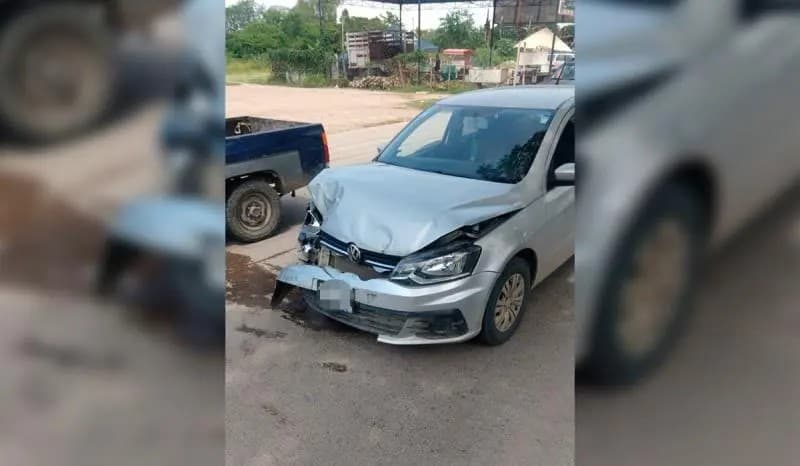 Golf destrozado en accidente; chocó por alcance en \"las mojoneras\"