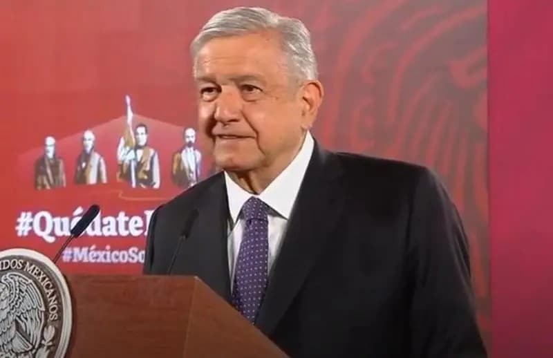 AMLO rechaza la violencia en marcha feminista: \"No se puede apagar el fuego con el fuego\"