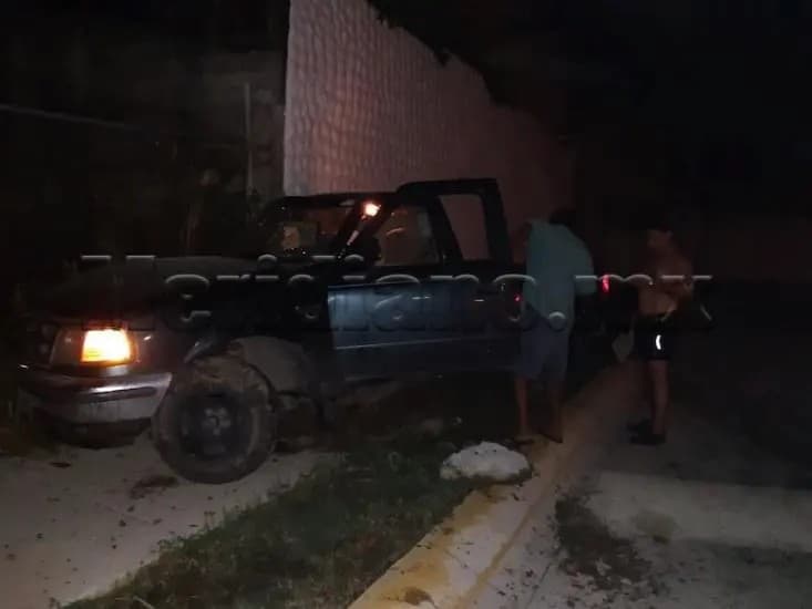 Camioneta chocó contra una barda
