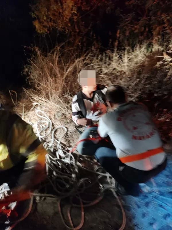 Rescatan a joven de barranco de El Malinal