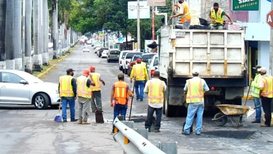 A petición de vecinos realizan trabajos de bacheo en avenida Jacarandas
