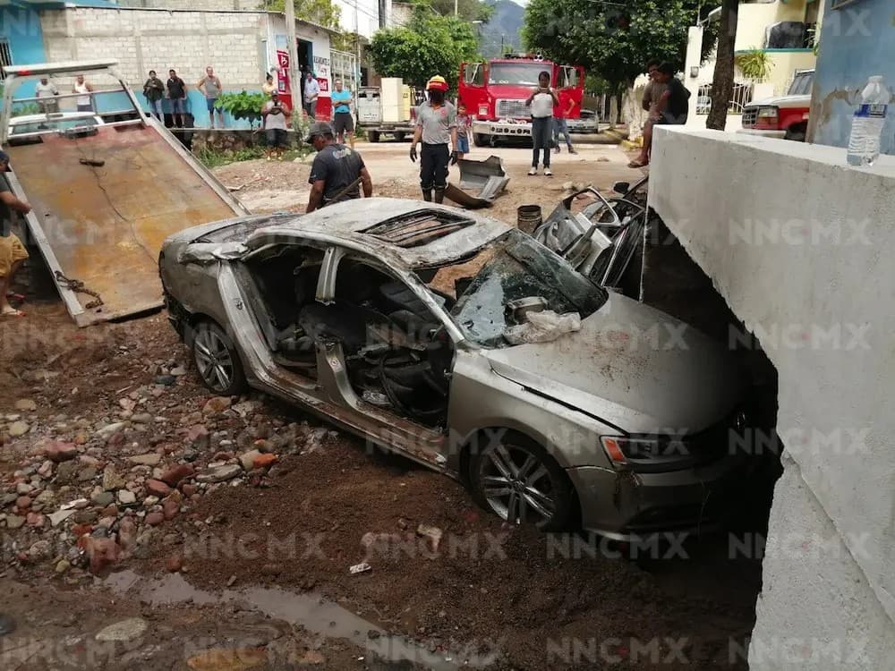 Puerto Vallarta. Arroyo se tragó un Jetta en Villa de Guadalupe