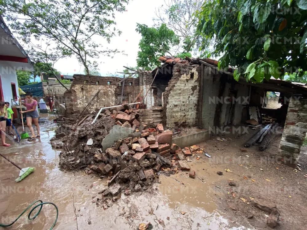 Puerto Vallarta. Colapsa casa por tormenta \"Cristina\" en Ixtapa