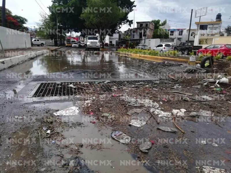 Tormenta en Tepic colapsa el pavimento en Av. de la Cultura