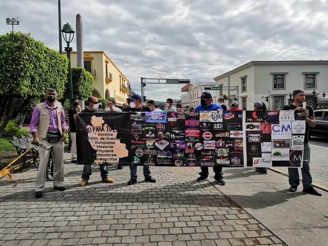 Tepic. Sonideros meseros y fotógrafos solicitan apoyo del Alcalde