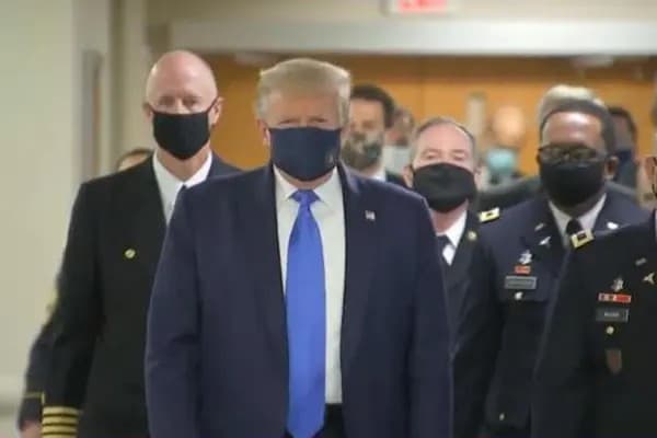 Donald Trump usa mascarilla durante su visita al centro médico Walter Reed