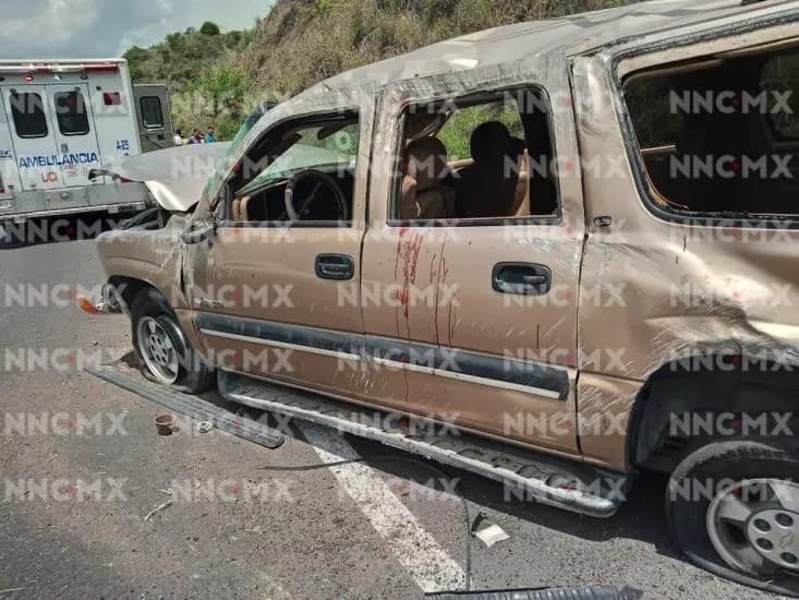 16 integrantes de una familia sufren volcadura hay varios heridos