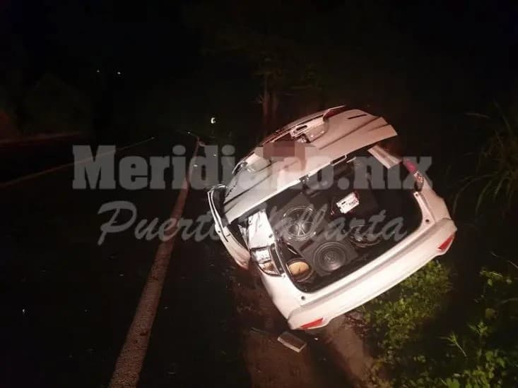 Brutal volcadura en el crucero de Soyatán