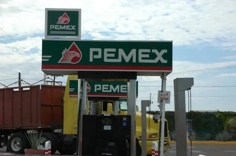 Seguirá con la política de no aumentar los precios de los combustibles: AMLO