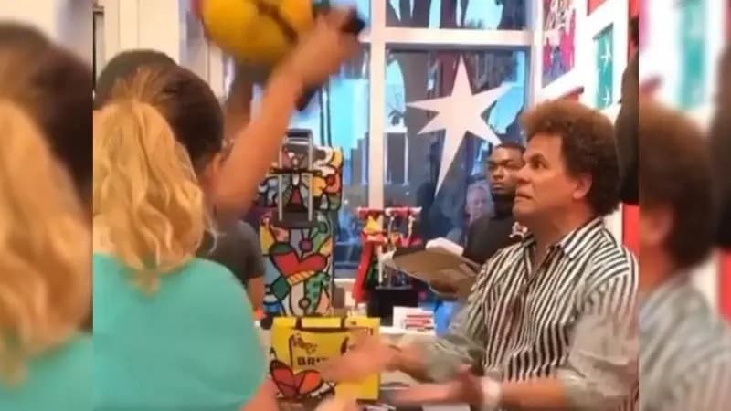 VIDEO: Una mujer quebró una costosa obra de Romero Britto enfrente del artista