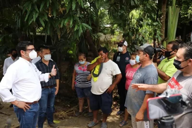 Atiende Gobernador a afectados por desbordamiento de arroyo en Bahía de Banderas