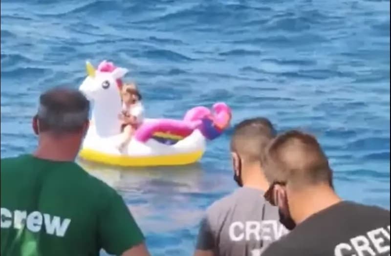 VÍDEO: Rescatan a niña que flotaba a la deriva en las costas de Grecia