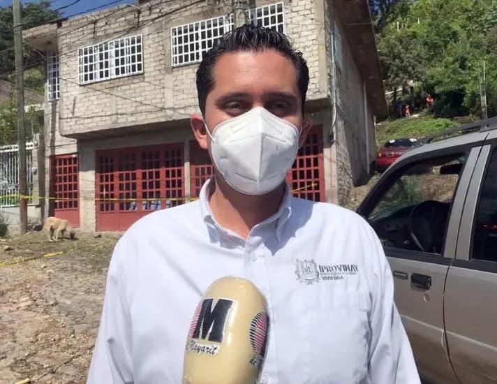 Xalisco. Apoya IPROVINAY a familias afectadas por derrumbe en Lomas Verdes