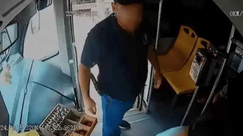 Un regaño hubiera sido suficiente, no había necesidad de golpearme: Chofer