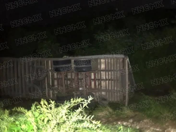 Se volcó un tráiler cargado de mango