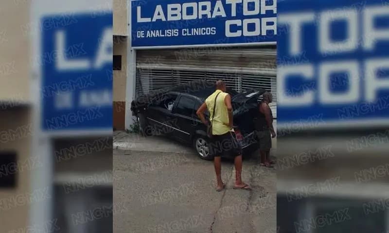 ¡Auto se estrelló con laboratorio!