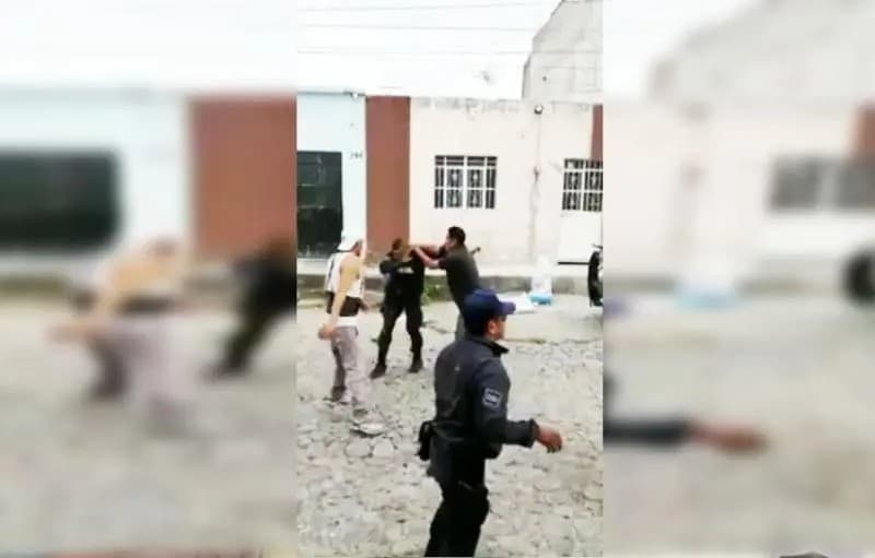 Tepic. Borrachos intimidan y someten a dos policías municipales