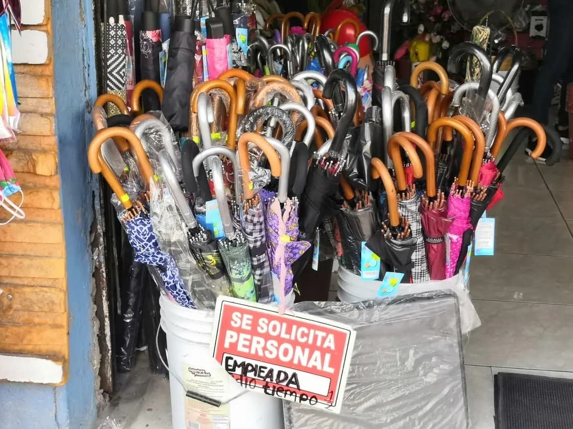 Tepic. Comerciantes inician ventas de artículos para temporada de lluvias
