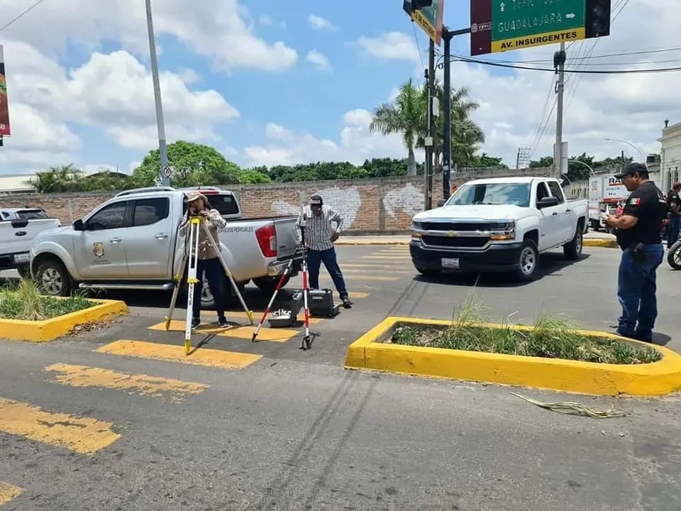 Fiscalía de Nayarit realiza peritaje en camellón de av. Insurgentes tras denuncia de transportistas