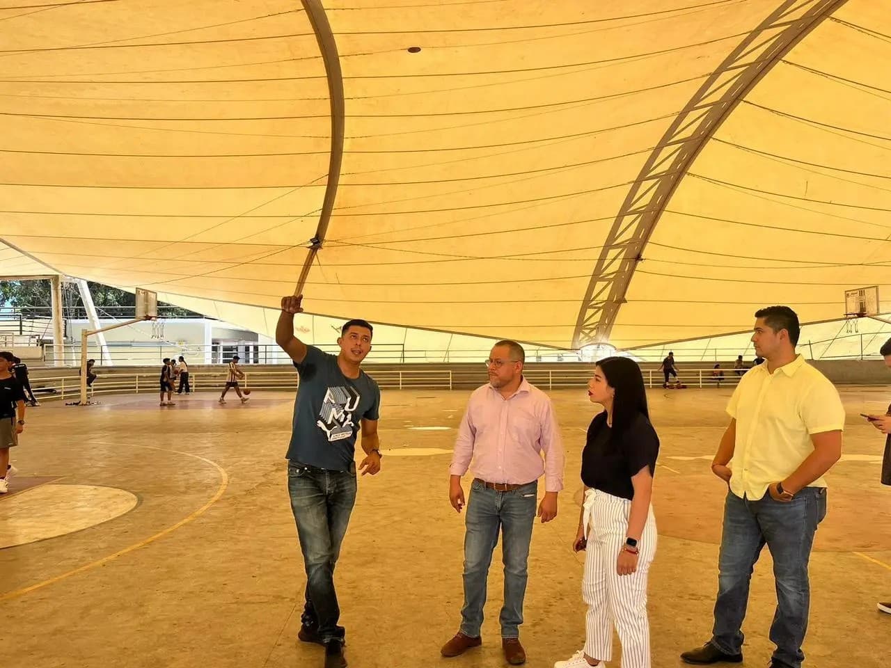 Dan mantenimiento a espacios deportivos