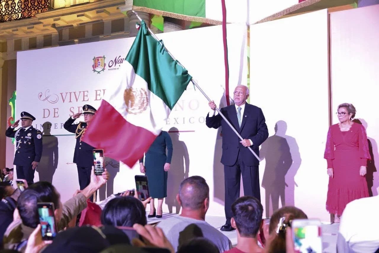 Celebra Navarro Quintero el grito de la independencia en compañía del pueblo de Nayarit
