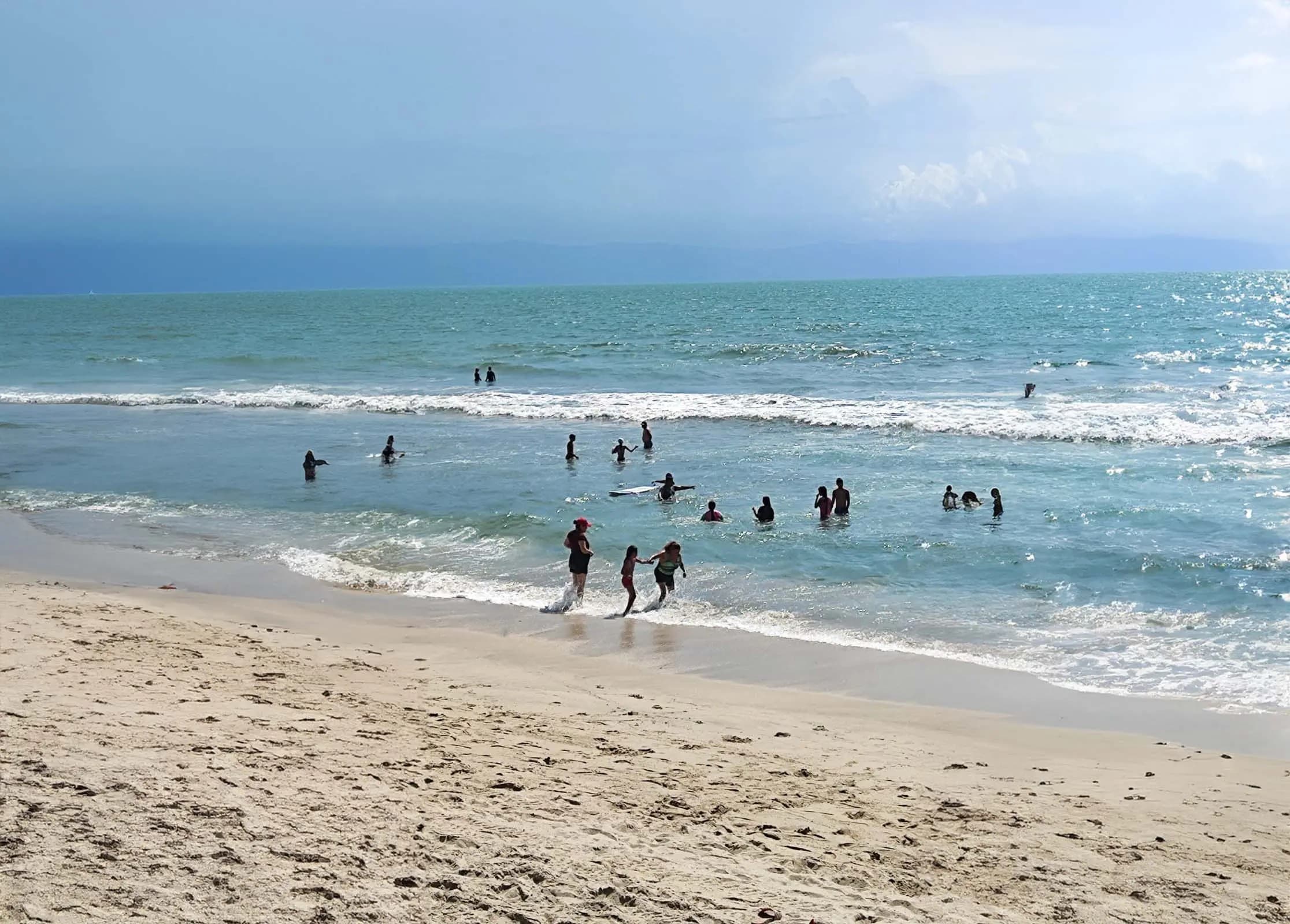 Rescatan a hombre de ahogarse en playa de Nayarit