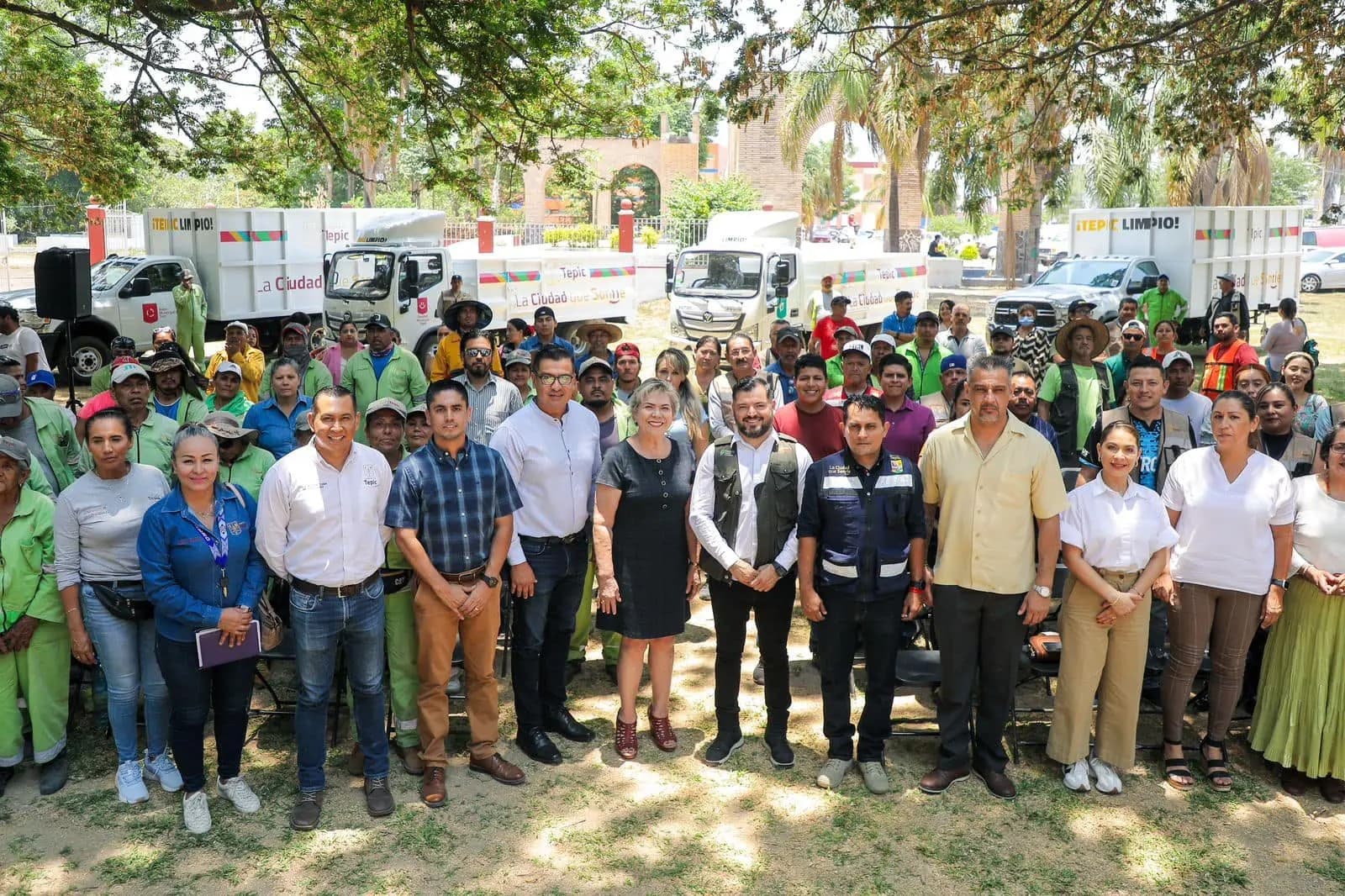 Entrega presidenta de Tepic nuevos camiones de limpieza