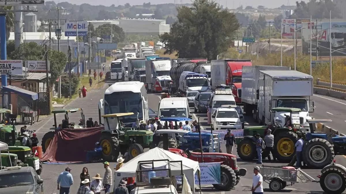 Megabloqueo Nacional paraliza carreteras en México