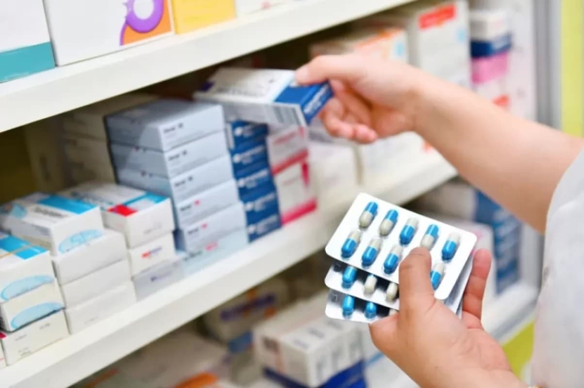 Plantean comprar medicamentos con la reducción de salarios a legisladores