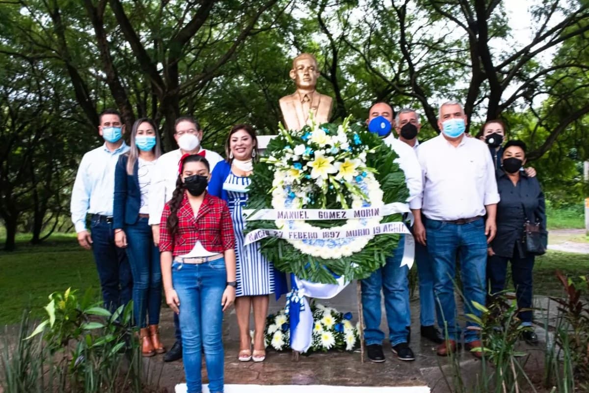 Develan busto de Manuel Gómez Morín en Tepic