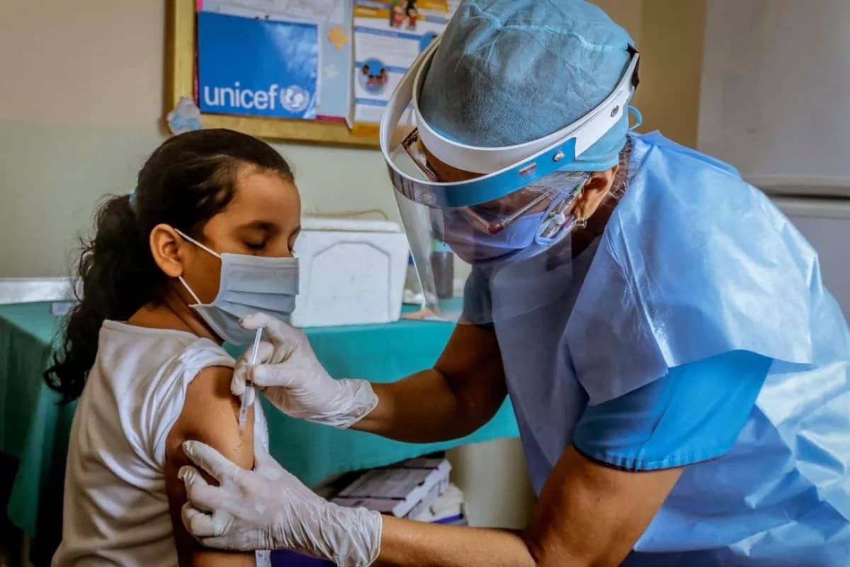 Analiza México vacunar a menores de edad