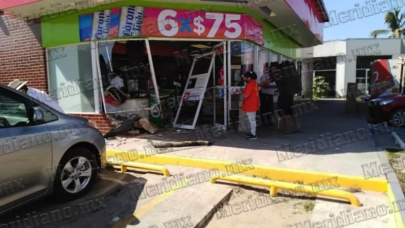 ¡se metió al kiosko con todo y camioneta!
