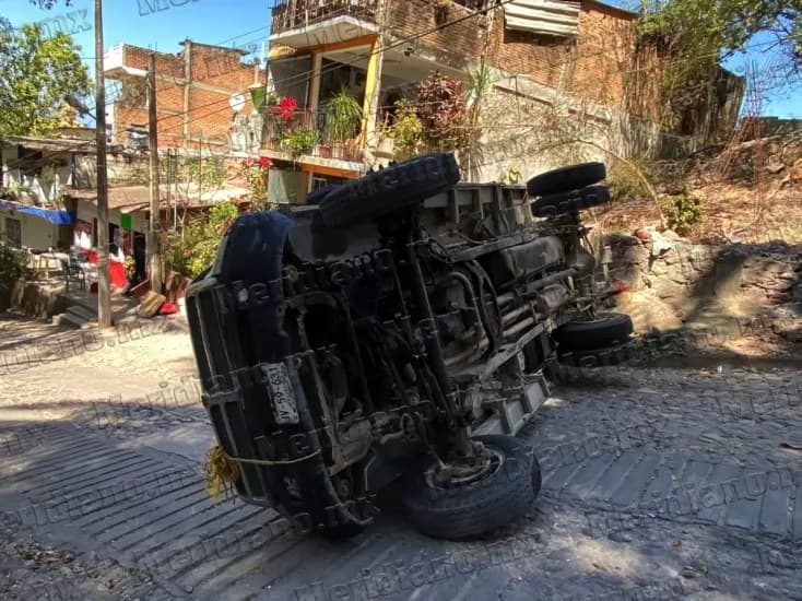 ¡se volco camioneta en colonia agua azul!