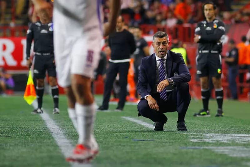 Pedro Caixinha lanza un guiño a las Chivas