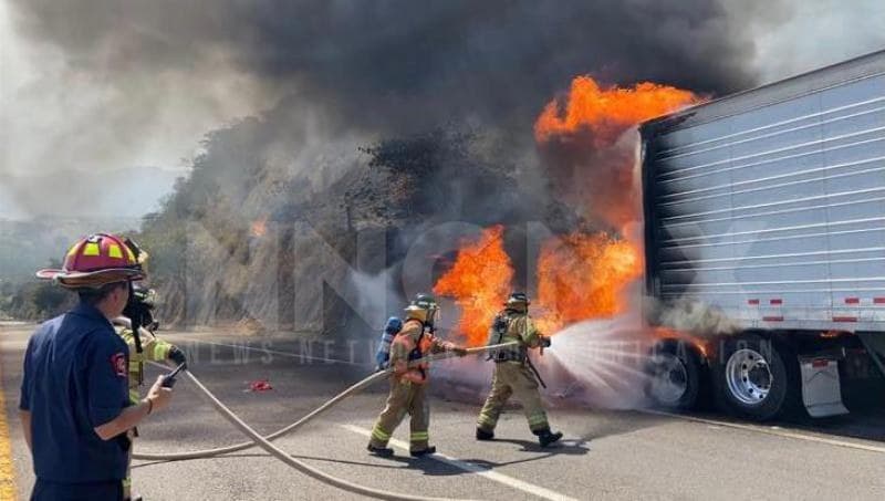 Se incendia tráiler sobre la autopista Tepic-Mazatlán