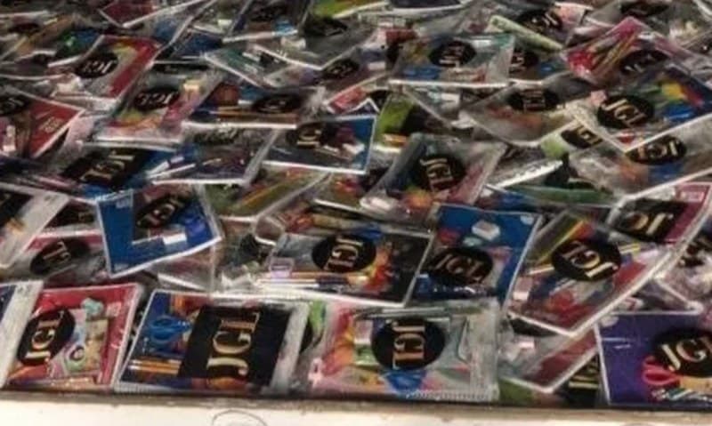 Sinaloa. Ahora entregan útiles con iniciales del Chapo Guzmán