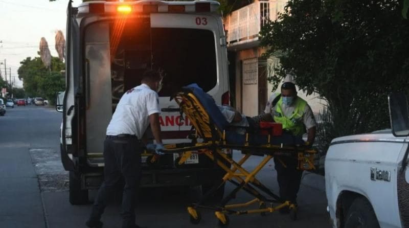 Los Mochis. Choque entre una motocicleta y una vagoneta deja tres heridos