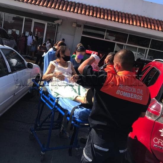 Hospitalizan a mujer que se desmayó afuera de banco santander