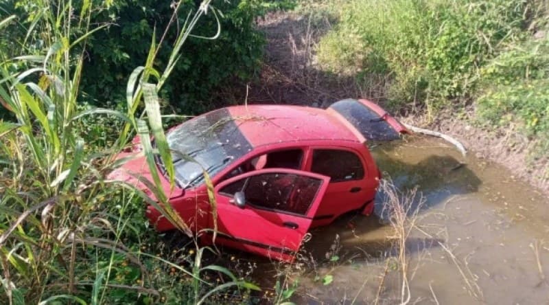 Joven automovilista cae a canal en la México 15 tras quedarse dormido