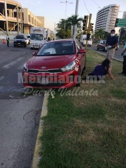Brutal choque frente a API. Dos personas lesionadas