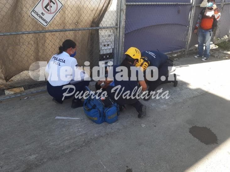 Fue auxiliado por paramédicos…  ¡atropellado  en mezcales!