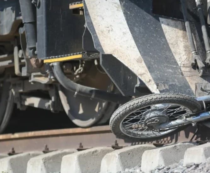 No le ganó al tren, muere motociclista arrollado en Mazatlán