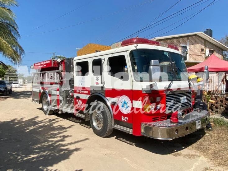 En la guadalupe victoria…  ¡quemazon de maleza por poco quema una casa!